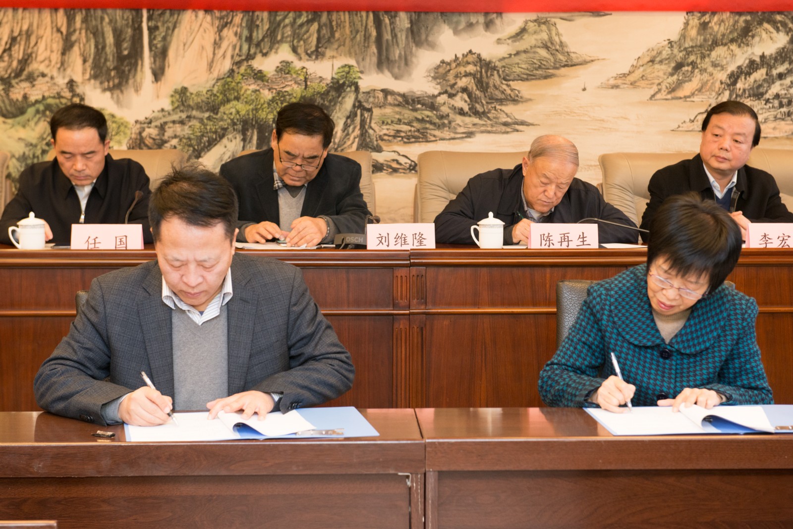 陕西hahabet集团向省慈悲协会捐赠200万元赞助公益项目 陕西hahabet集团向省慈悲协会捐赠200万元赞助公益项目