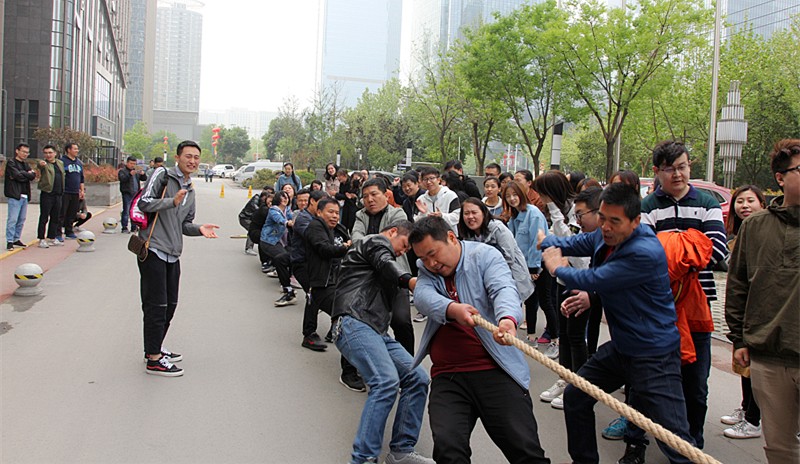 陕西hahabet集团工会组织进行春季拔河角逐