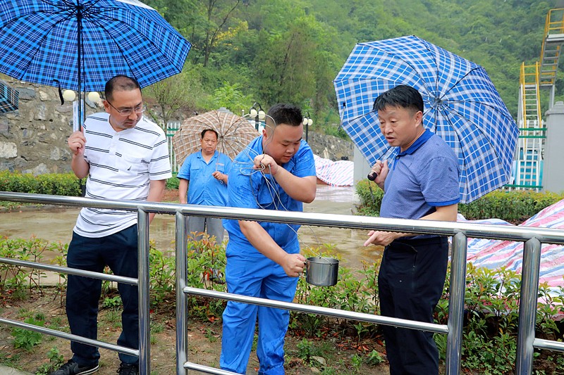熊良虎在镇安污水处置厂调研时指出：以守护人民人民喝上干净的水、安心的水为启程点，助力打好碧水保卫战