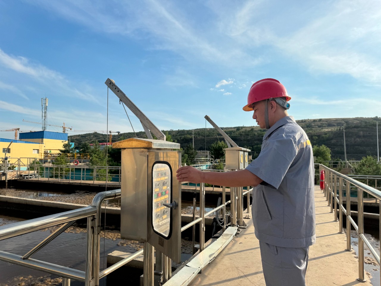水环境公司职工贺虎荣获神木市人民当局宣告的“2023年度生态环境；すぷ飨冉孜摇比儆称号