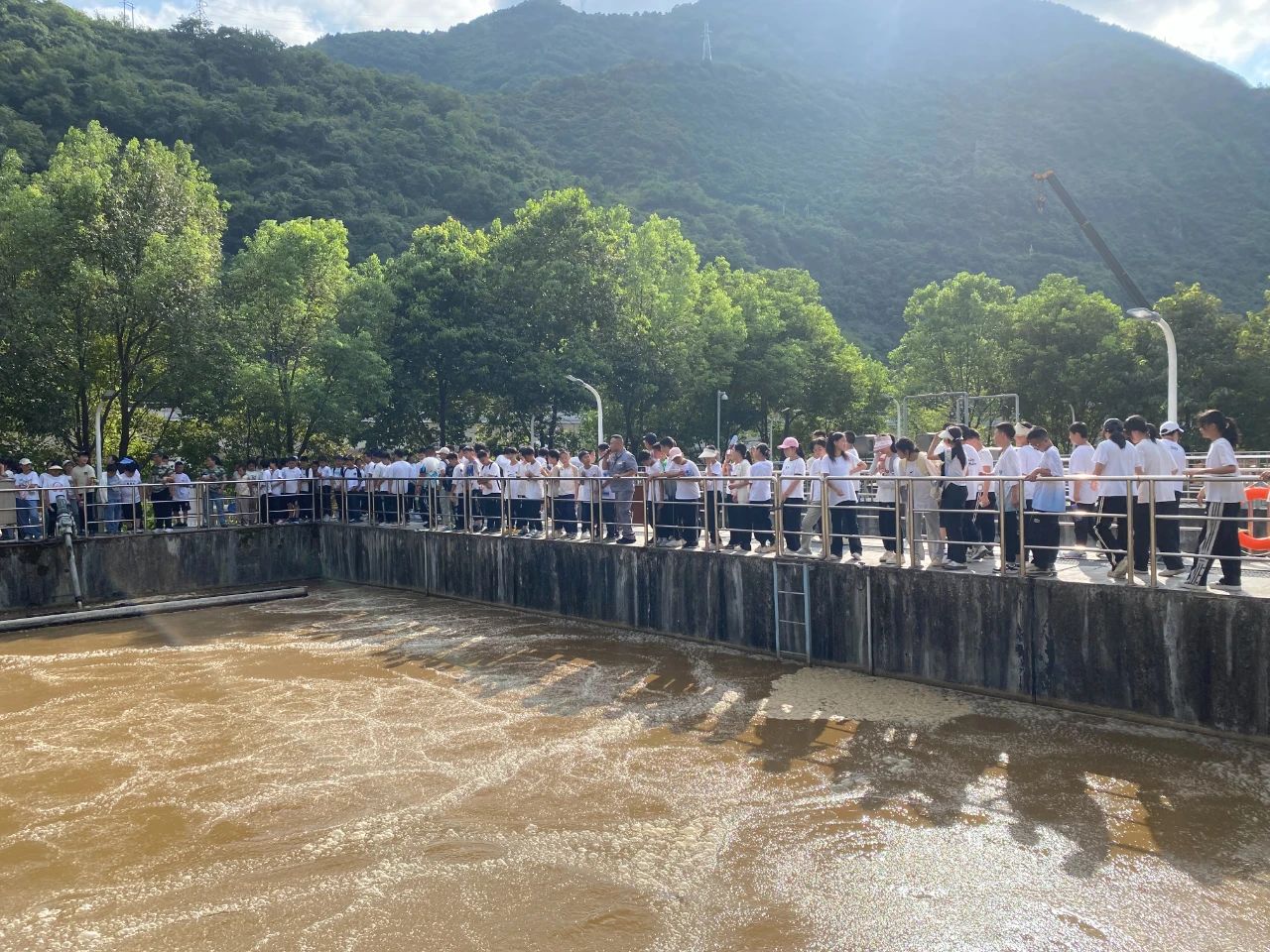 水环境公司镇安污水处置厂与镇安县第二中学进行hahabet设施公家盛开日活动暨“绿色文化教育基地”授牌典礼